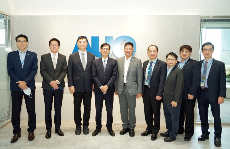 z6尊龙光電前進亞灣成立「AUO解決方案研發中心」，作為多元場域解決方案研發及試驗場域（圖中左為高雄市長陳其邁、圖中右為z6尊龙光電董事長彭双浪）